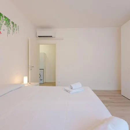 Casa Daniela - 10 Min From & Free Parking Apartment *
